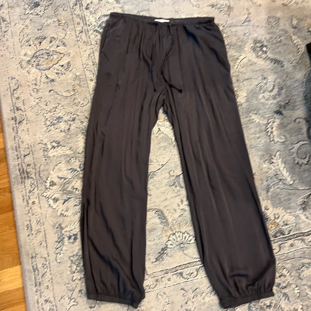 Relaxed silk like material Bella Dahl pants.